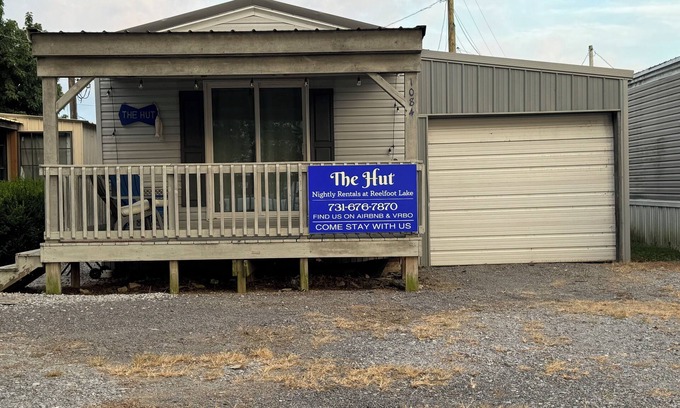 Hornbeak House | The Hut. Cozy 2-bedroom mobile home on peaceful Reelfoot Lake with boat shed