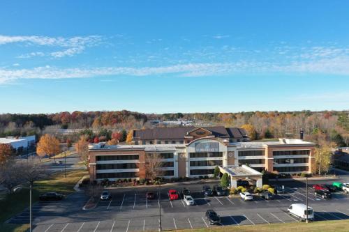 East Forest Hotel | The Independence Inn - Charlotte Matthews