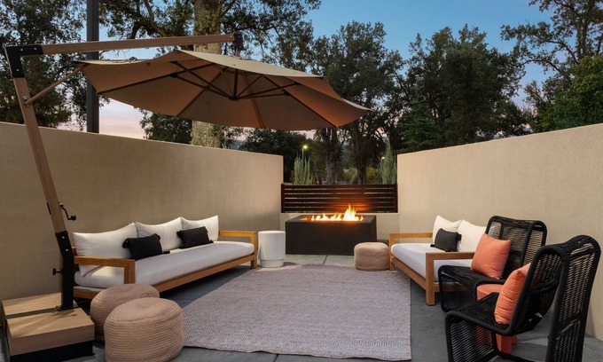Oakhurst Hotel | The Inelle, Oakhurst Yosemite, a Tribute Portfolio Hotel