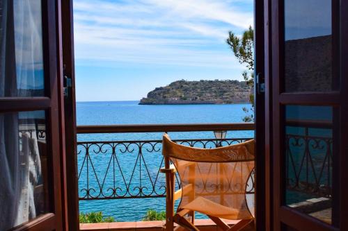 Plaka Apartment | The Island sea view apartment