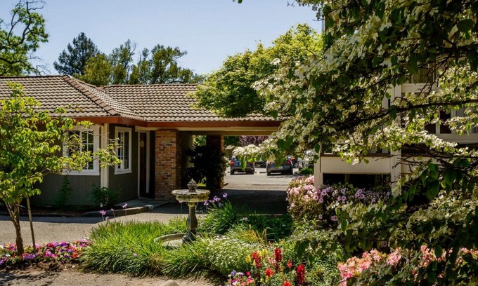 Glen Ellen Hotel | The Jack London Lodge