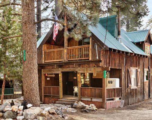 Wilsonia House | The Knotty Cabin in Kings Canyon National Park