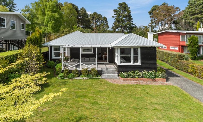 Waitetoko House | The Lake House Garden - Waitetoko Holiday Home