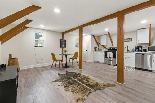 Leinkauf Apartment | The Lily Pad Modern Cottage In The City