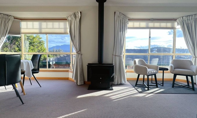 Lindisfarne House | The Lindisfarne Loft - close to CBD and Airport