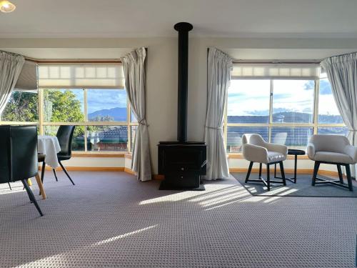 Lindisfarne House | The Lindisfarne Loft - close to CBD and Airport