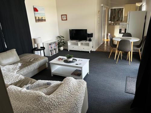 Broken Hill House | The little white box