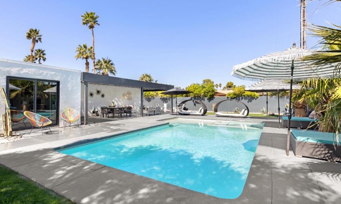 Palm Springs House | The Llama House by AvantStay Featured on HGTV Resort Style Pool Spa Permit4277