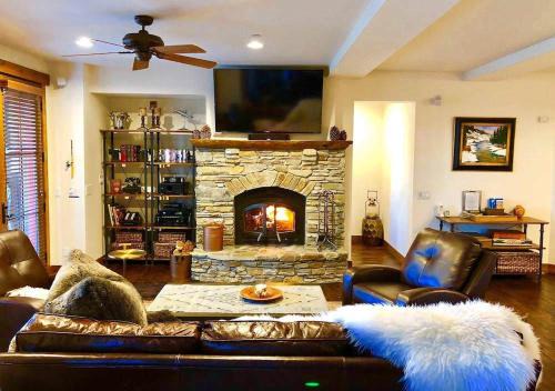 Mammoth Lakes House | The Lodges by 8th Hole Year-Round Fun