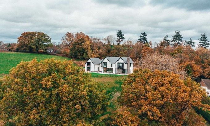 Llanymynech Apartment | The Loft Studio apartment - above detached new build garage