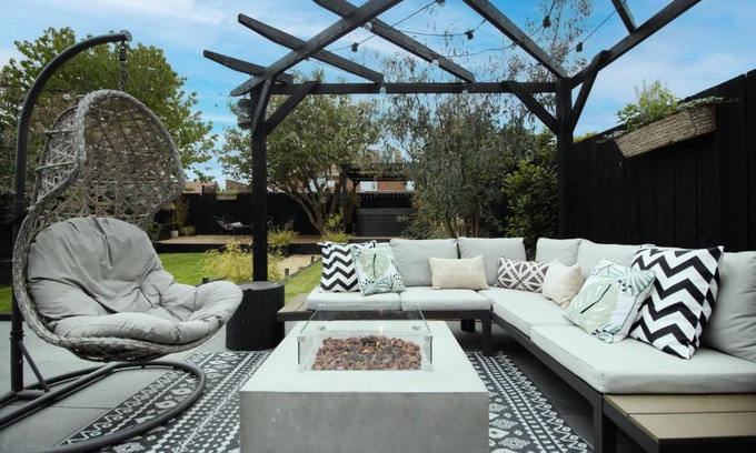 North Shields House | The Longsands Home- Coastal Retreat with Hot Tub