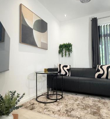 Northampton Apartment | 'The Luxury Snug' - A Charming Modern Luxury 2-Bed Flat with Parkview - Free Parking