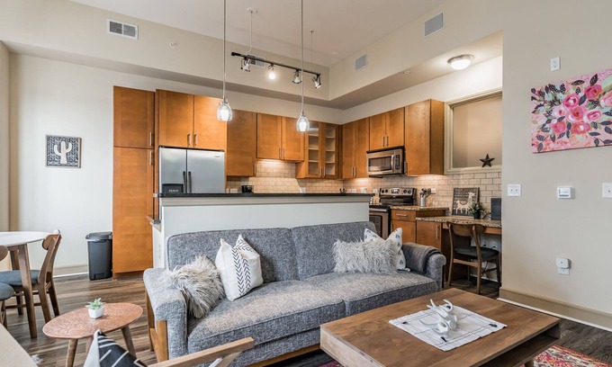 Greenway Plaza-Upper Kirby House | The Luxury Suites of Houston