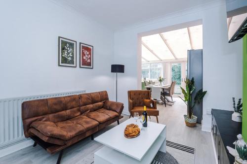 Tunstall Apartment | The Lyme Lounge by Parydise Properties - Spacious 3-Bed with Free Parking - Perfect for Business & Family