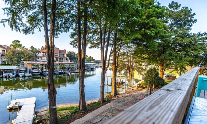 Tool House | The Mad Goose- Beautiful lake house-Huge House