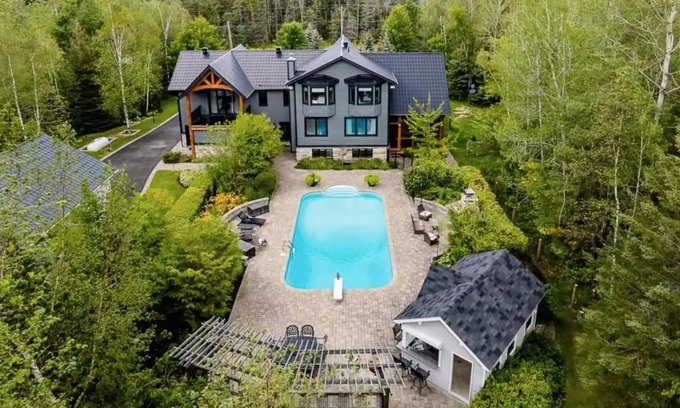 Essa House | The Mansion, Wasaga beach, Blue mountain
