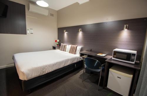 Orange Hotel | The Midcity Motor Lodge