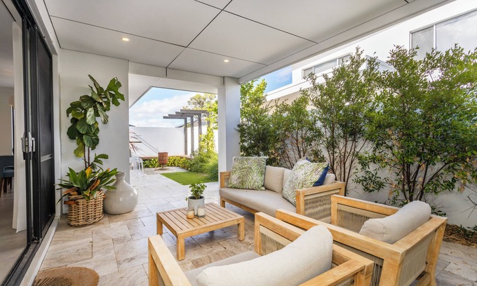 City Beach House | The Modern Lux - Executive Escapes