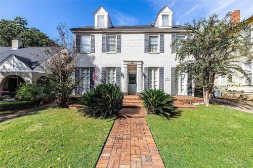 Montgomery House | The Montgomery Manor - 5 Bedroom 4 Bath with Pool and Garage