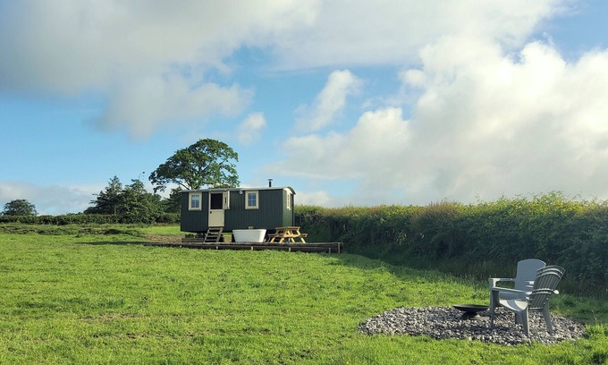 Pentrefelin Cabin | The Musterer's Hut, Outdoor Bath & Valley View