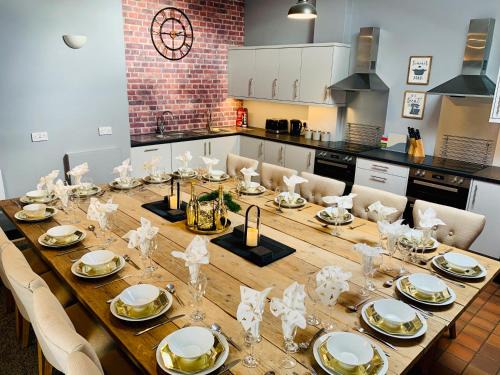 Flint Apartment | The North Wales Gathering - 9 Bedroom - EV Charging
