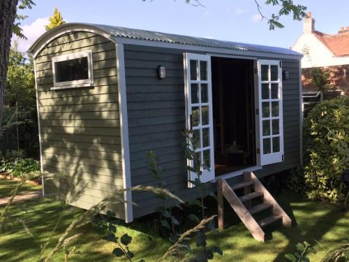 Nutbourne Ski Chalet | The Nutbourne Hut - shepherd's hut - pint-sized luxury
