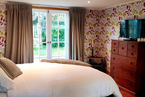 Featherston House | The Oaks- a beautifully appointed 1890s villa