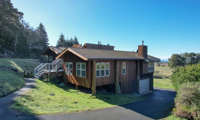 Manchester House | The ocean meets the meadow at the forest's edge. Private beach. Soak under stars