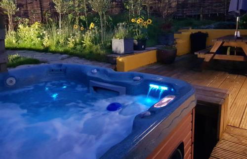 Newquay Apartment | The Old Potting Shed with hot tub. Colan, Newquay.