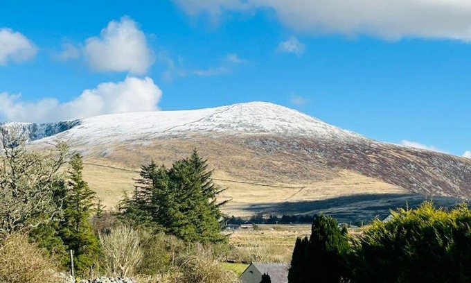 Llanllyfni House | The Old Stables - a gem surrounded by mountains!