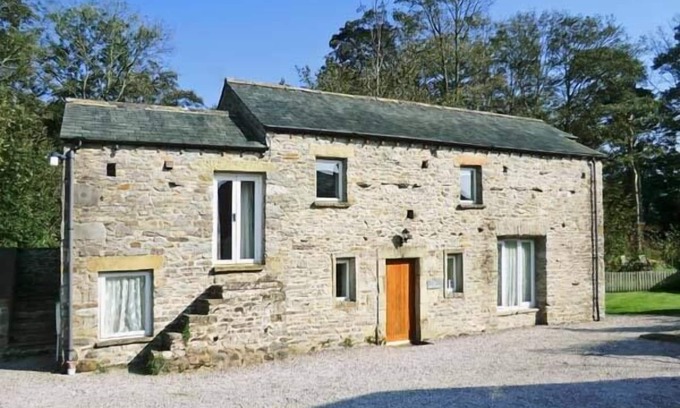Carnforth Cottage | THE OLD STABLES, pet friendly, with open fire in Kirkby Lonsdale