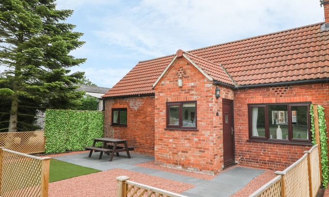 Storwood Cottage | THE PADDOCK, with open fire in York