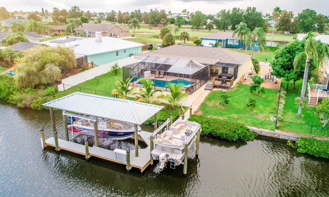 Apollo Beach House | The Palm Tree Waterfront - Pool Home - Free Heated pool- Pool Table - kayaks