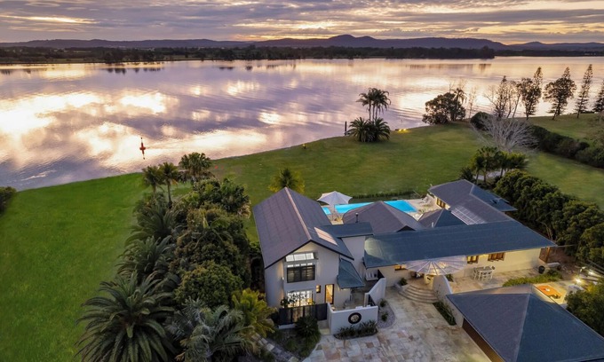 Palmers Island House | The Palms Yamba - Master Suite