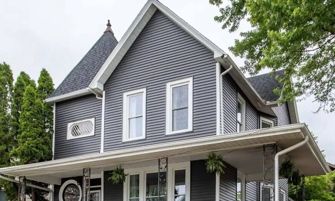 Muscatine House | The Pearl House - Victorian beauty, 3-Bedroom, 2-Bath 2500 Sqft