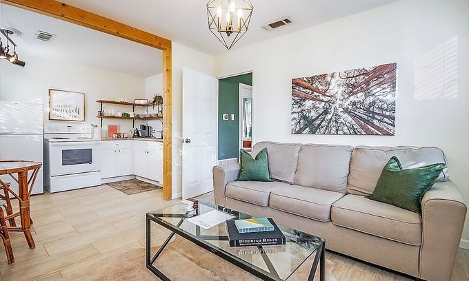 Nacogdoches Cottage | The Pine Cottage - Walking Distance to Campus