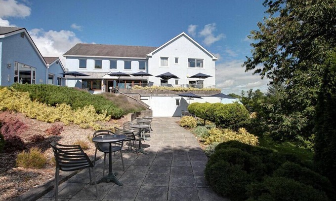Pentrefelin Hotel | The Plough Rhosmaen