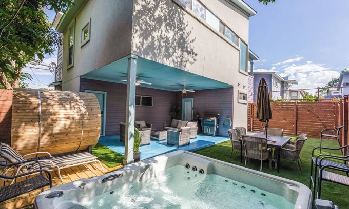 Govalle House | The Q - A modern Austin House: 7 Beds, 3 baths Hot Tub, Golf Sim, Sauna, DT ATX