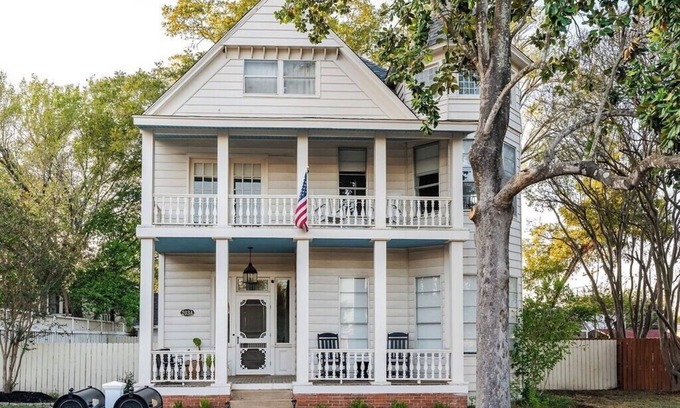 Smithville House | The Ramona House w/Cowboy Pool! Walk to Downtown!
