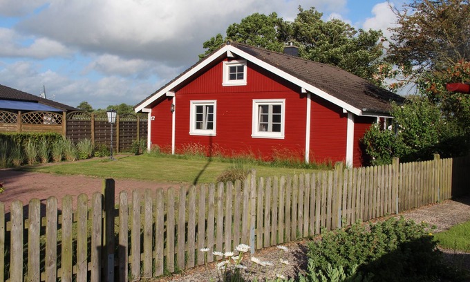 Simonsberg House | The Red House behind the Deich