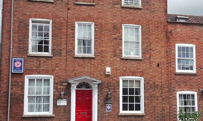 Grantham House | The Red House Guest House