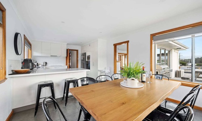 Warrane House | "The Residence" Sleeps 11, Ideal for Large Groups.