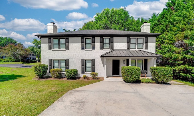 Wessex Square House | The Retreat by SouthPark- Spacious 3-Bedroom Near Shopping & Dining in SouthPark