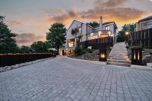 Belvedere Villa | The Ridge London - Luxury Designer Villa with hot tub and sauna, Bexley borough of London