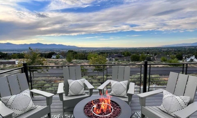 Draper House | The Ridgeline Retreat | 6BR (+ office) mountain escape | Spa, Sauna, Game room, Bunk room, Work-from-home Setup & Epic views!