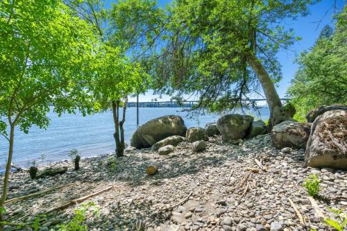Old Evergreen Highway House | The Riverfront Retreat-woods Landing