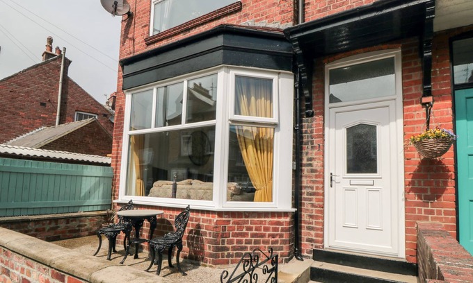 Muston Cottage | THE ROBINS, pet friendly, country holiday cottage in Filey