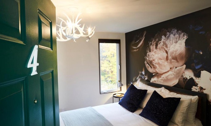 Minden Hills Hotel | The Rockcliffe Moore Falls (East Rose Suite)