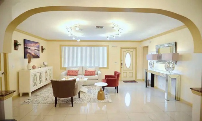 Lake Worth Corridor House | The Royal Oasis heated pool