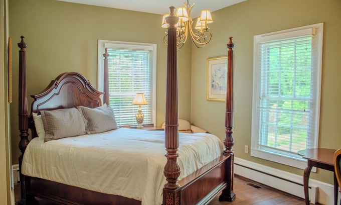 Clinton Apartment | The Sage Suite - Charming Private Room w/Ensuite Bath in Historic Downtown Home